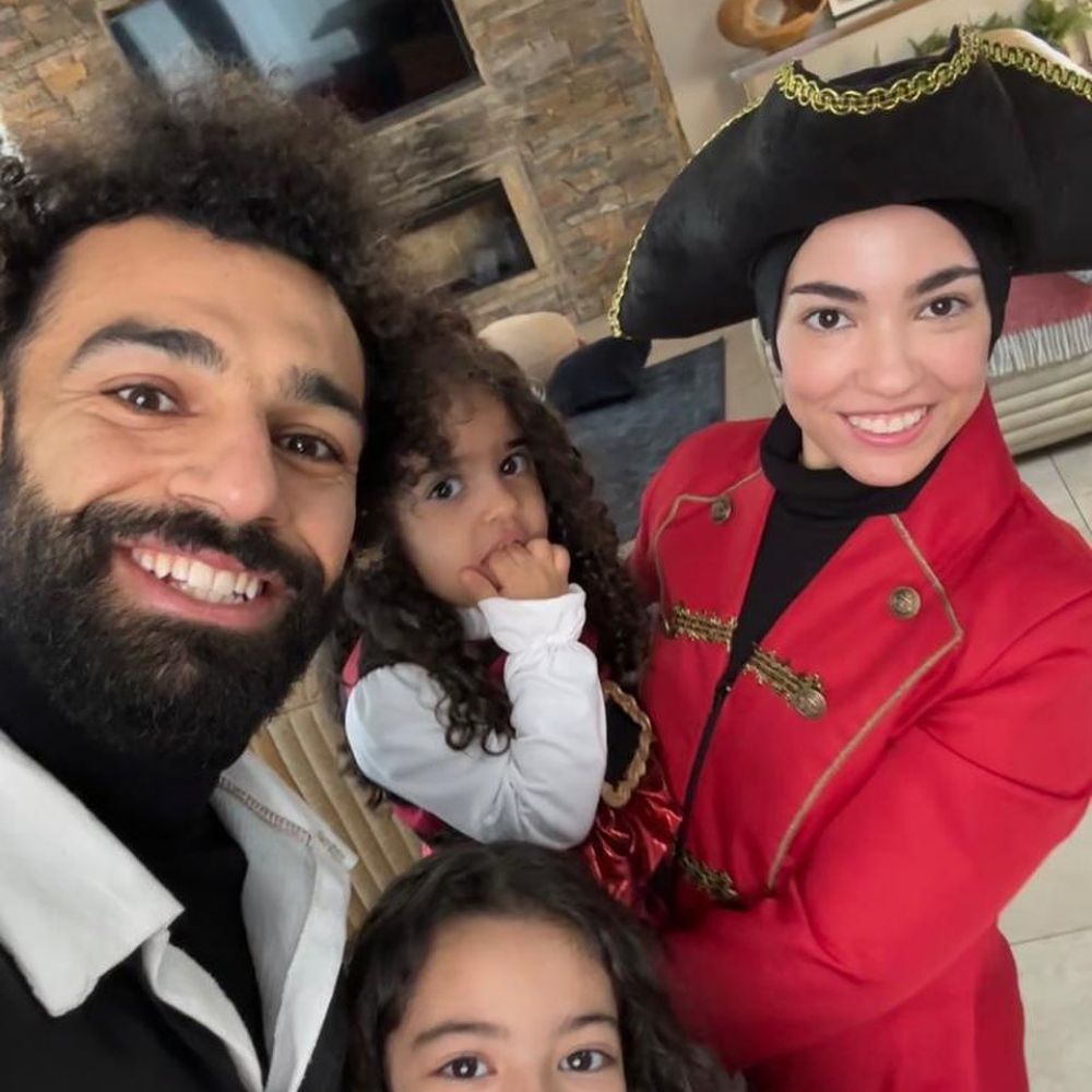 محمد صلاح تزوج من حب طفولته وكوّن معها عائلته الصغيرة