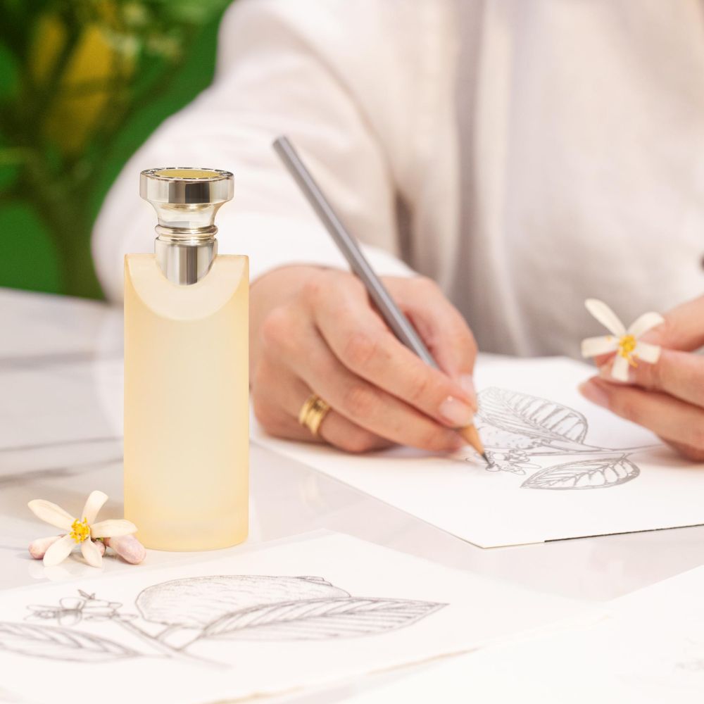 يأتي عطر Eau Parfumée Thé Impérial في قارورته الأيقونية التي تجسد الأناقة الرومانية والفخامة الهادئة