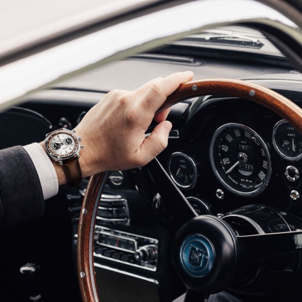 الزمن والسرعة يلتقيان مجدداً: Breitling و Aston Martin يقدمان Top Time تكريم للعبة DB5 الأيقونية