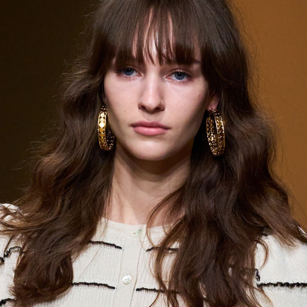 الغرة الامامية الكثيفة بأسلوب الـBeachy Waves من دار Luisa Spagnoli