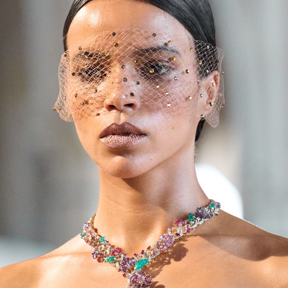 تسريحات الشعر المبللة مع اكسسوارات الشبك من دار Rahul Mishra