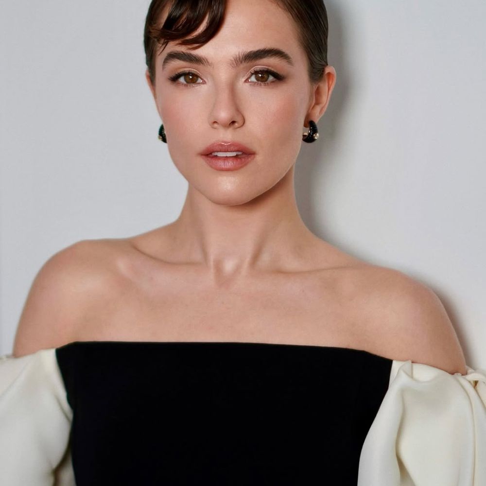 رسمات الحواجب العريضة والدائرية بخطوط كثيفة على طريقة النجمة Zoey Deutch
