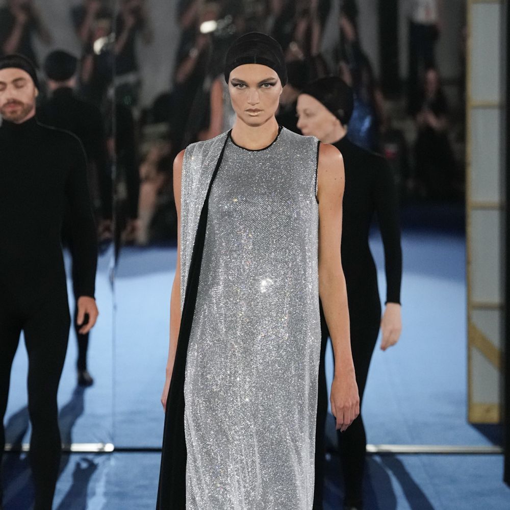  الفضي يفرض حضوره في عرض Alexis Mabille