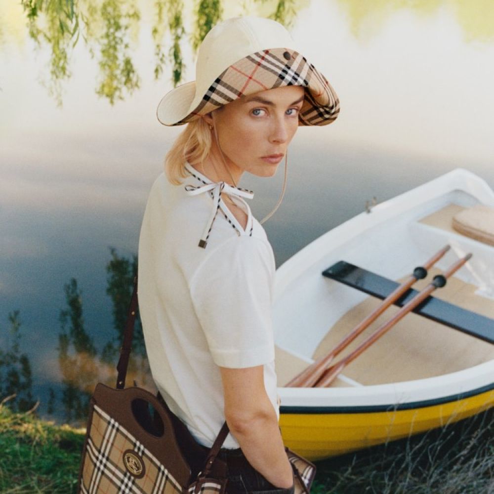Burberry تكشف عن حملة ترويجية مستوحاة من الريف البريطاني بمشاركة Moses Martin