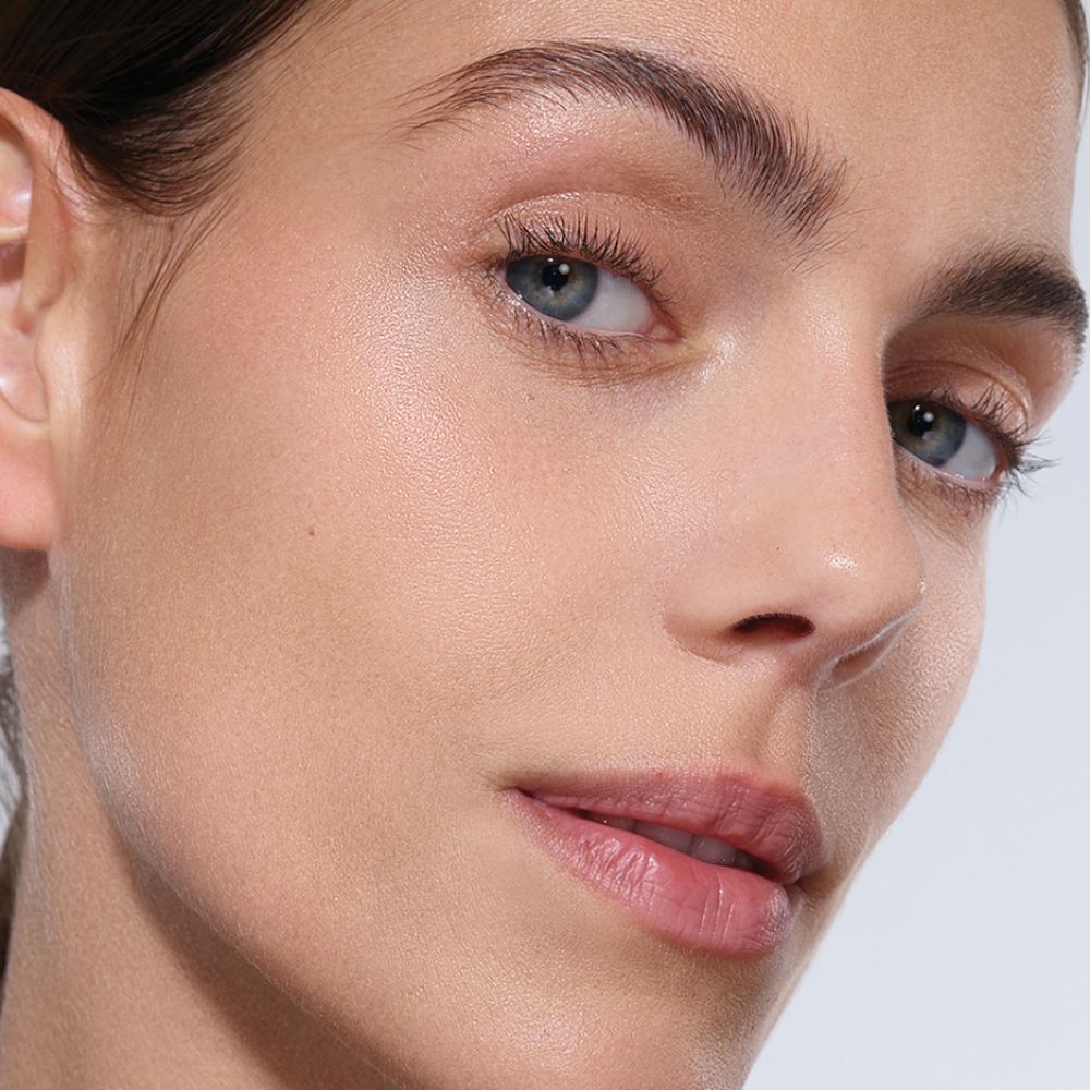 3 منتجات من Benefit Cosmetics لبشرة متوهجة وحواجب مثالية