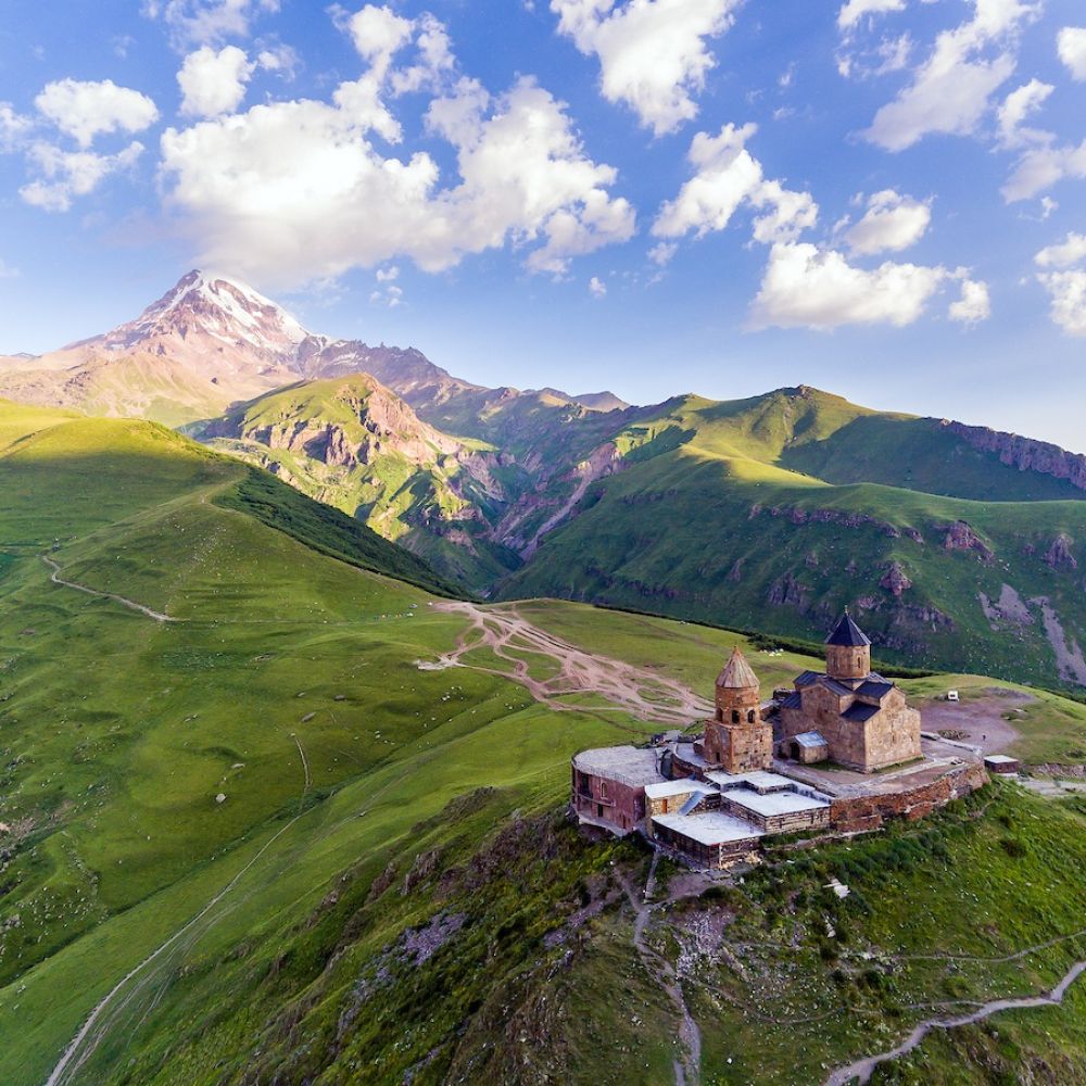 kazbegi كازبيجي لوحة طبيعية تنبض بالهدوء