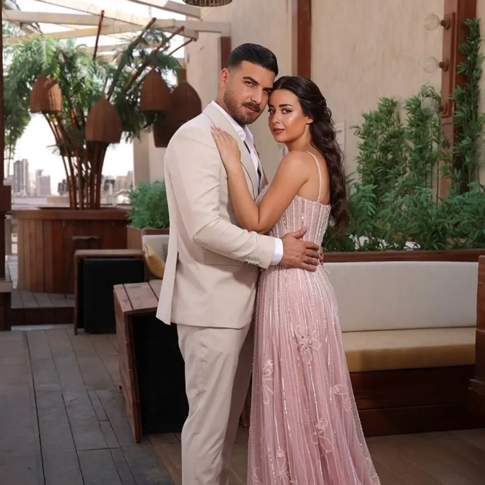 روعة السعدي وحسن خليل خلال حفل خطوبتهما