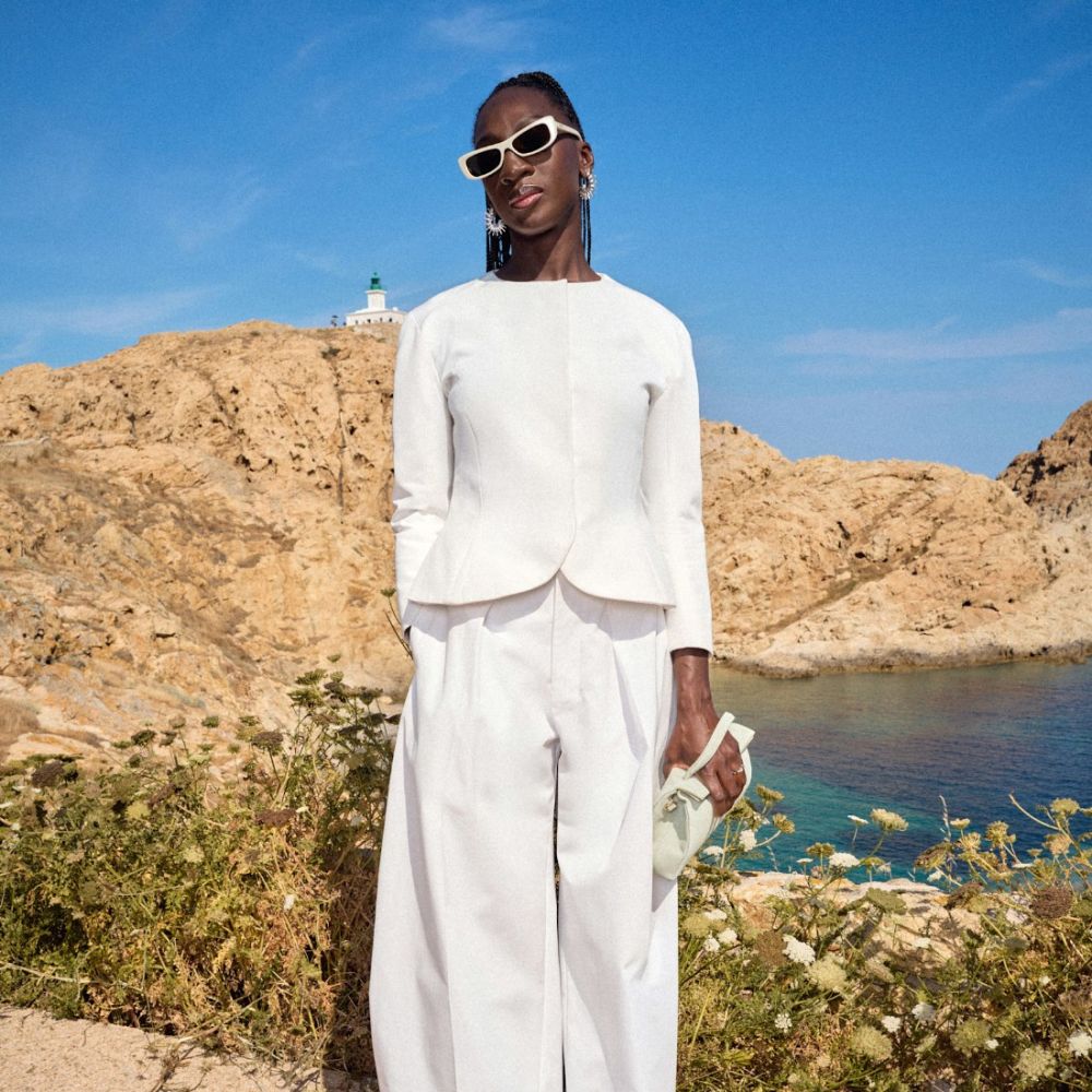 إطلالة خريفية باللون الأبيض من ‏Jacquemus