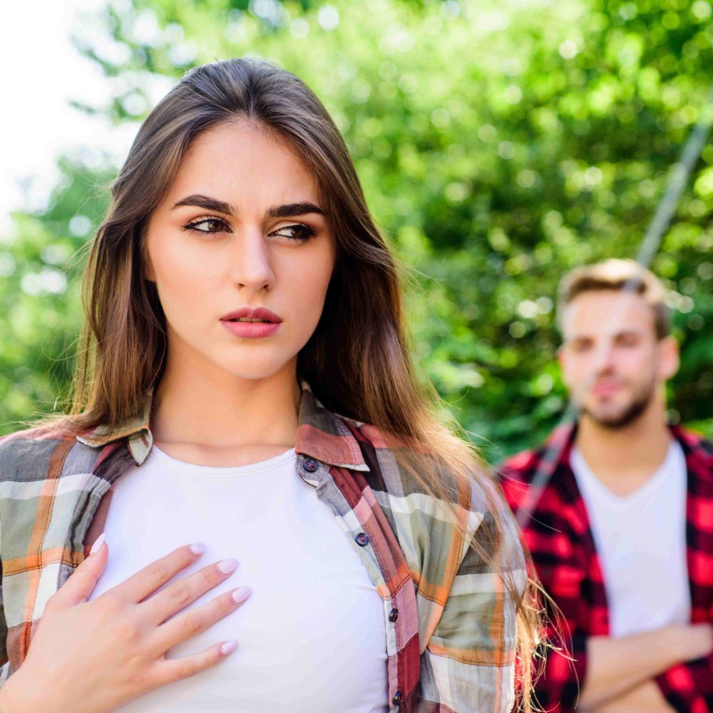 اعرفي كيف يرى الرجل المرأة الغامضة وهل يفضلها عن تلك الواضحة