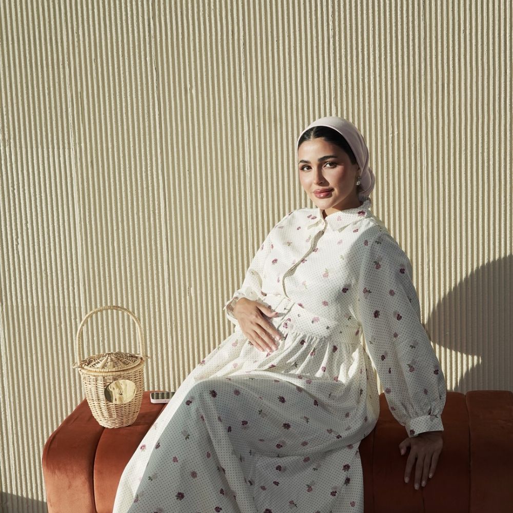 حنين الصيفي بفستان طويل باللون الأبيض بقصة الـShirt dress