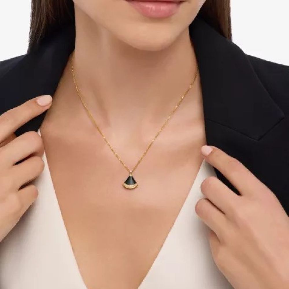 عقد Bvlgari المصنوع من الذهب الأصفر