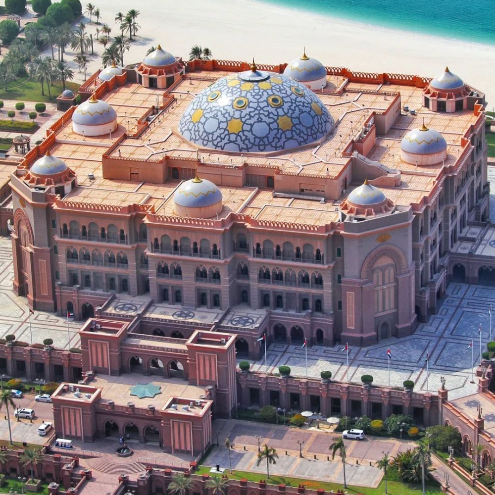 عمارة تخطف الأنظار.. مبانٍ في أبوظبي تستحق الرحلة وحدها