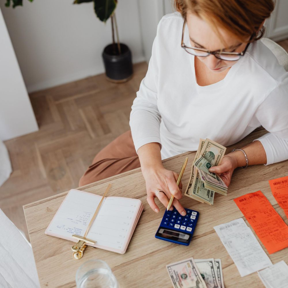 كيف يمكن لبعض القرارات المالية أن تؤثر في خياراتكِ وطموحاتكِ المستقبلية