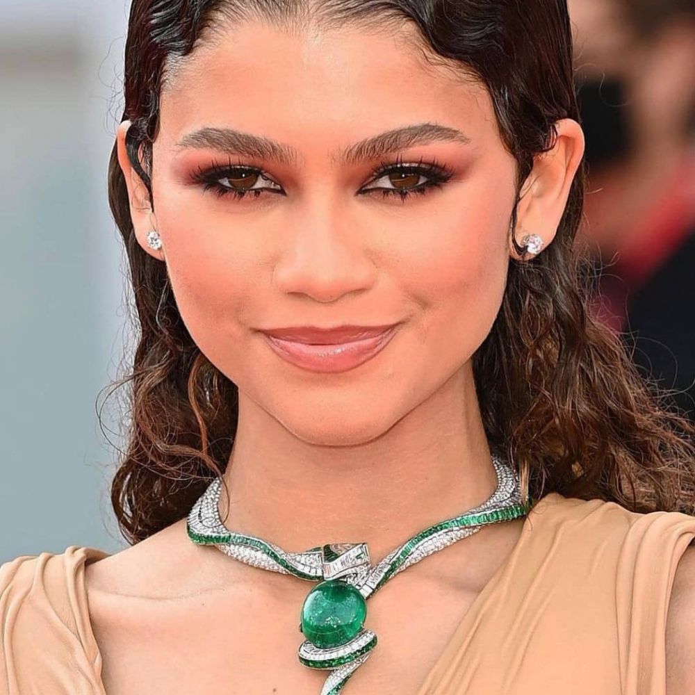 تسريحات شعر مبللة مع المكياج البني من وحي اطلالة Zendaya في مهرجان فينيسيا 2021