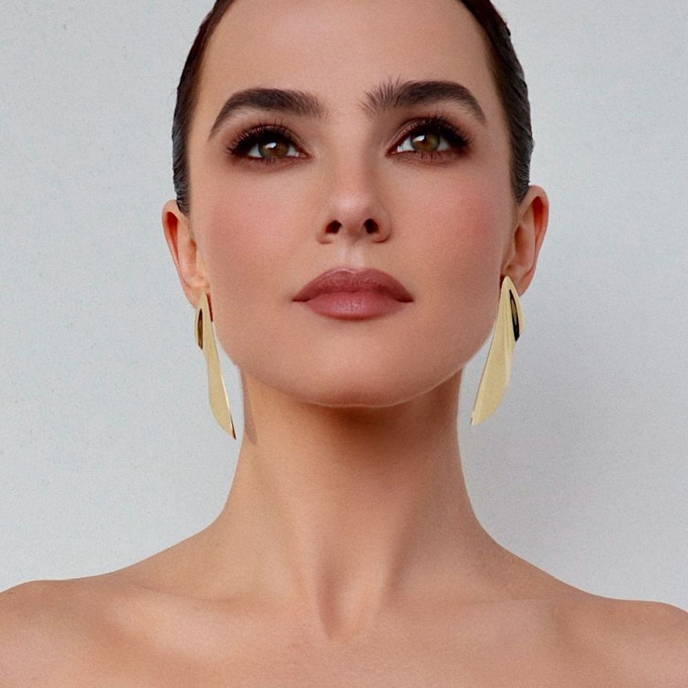 رسمات الخطوط البنية العريضة بأسلوب Zoey Deutch