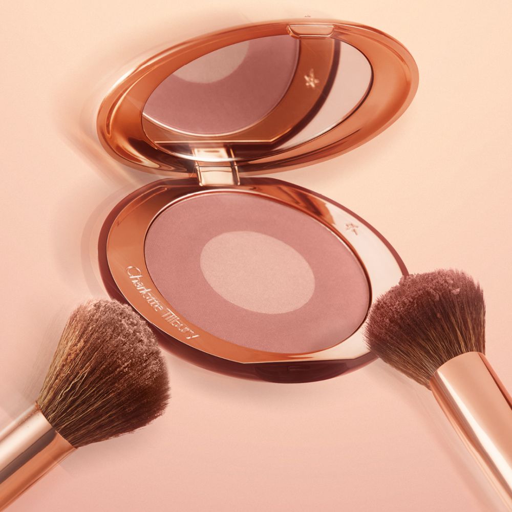 شارلوت تلبوري تطلق Airbrush Flawless الجديدة.. بودرة وبلاش بلمسة Airbrushed