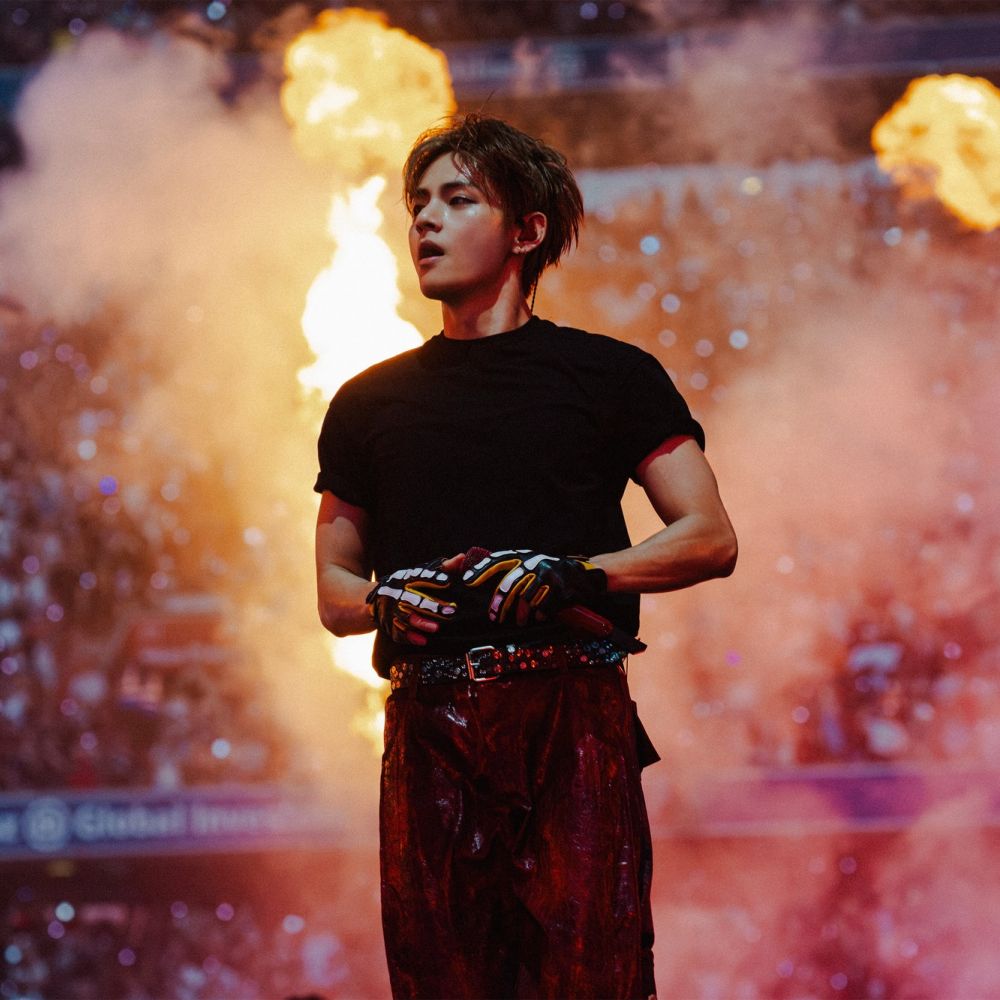 v نجم فرقة BTS