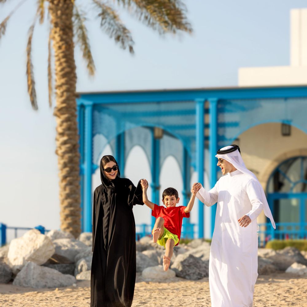 فعالية “Glow Safely This Summer” في حديقة شلالات الصحراء بمنتجع وفلل هيلتون شاطئ سلوى في قطر