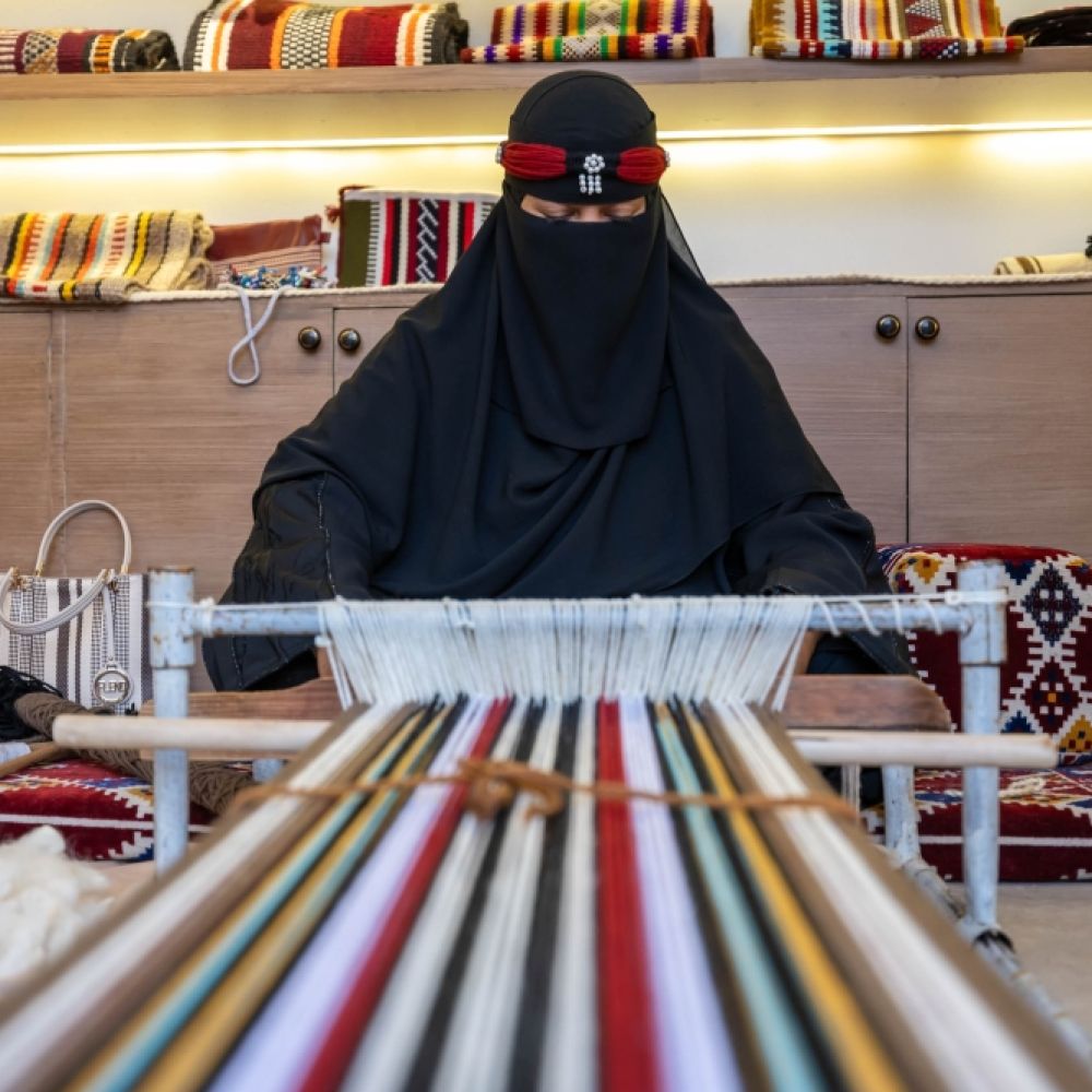 من السدو إلى الخوص... الحرف السعودية تجد مكانها في الإكسسوارات المعاصرة