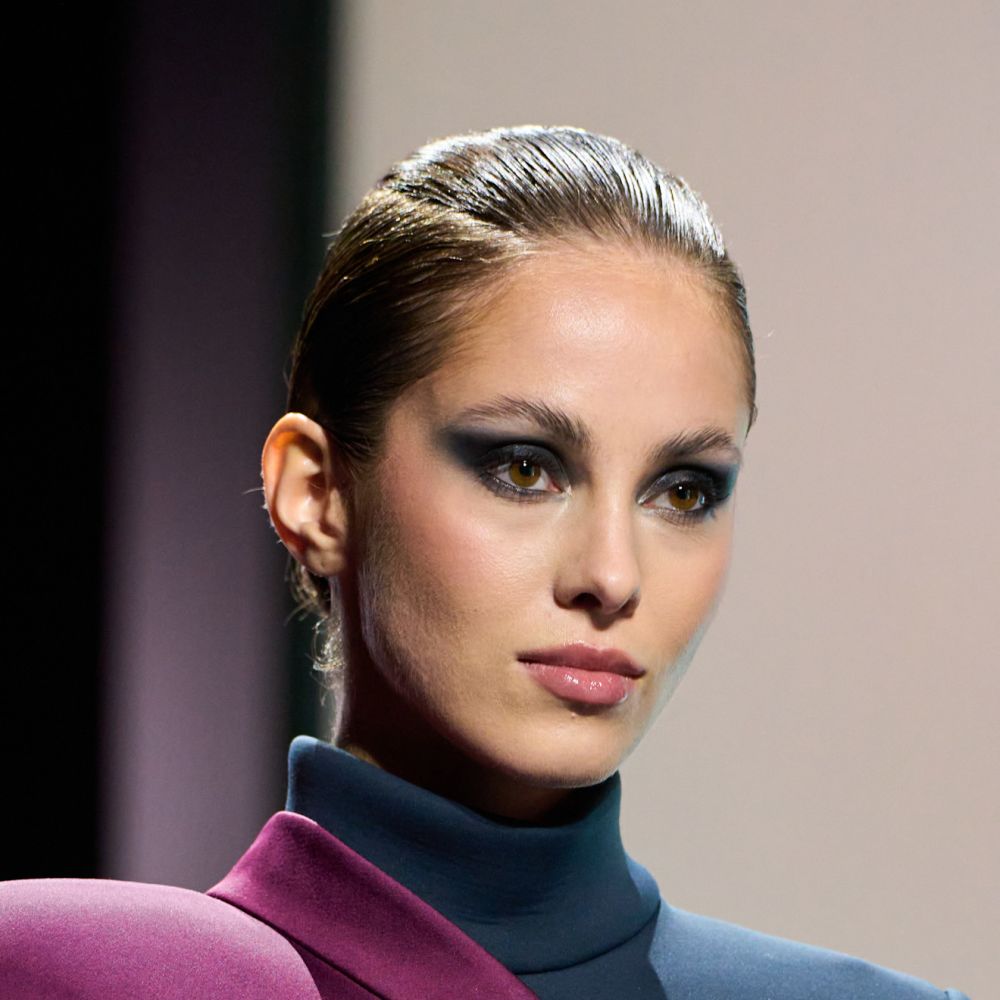 إطلالات مكياج كحلية وداكنة من دار Pierre Cardin