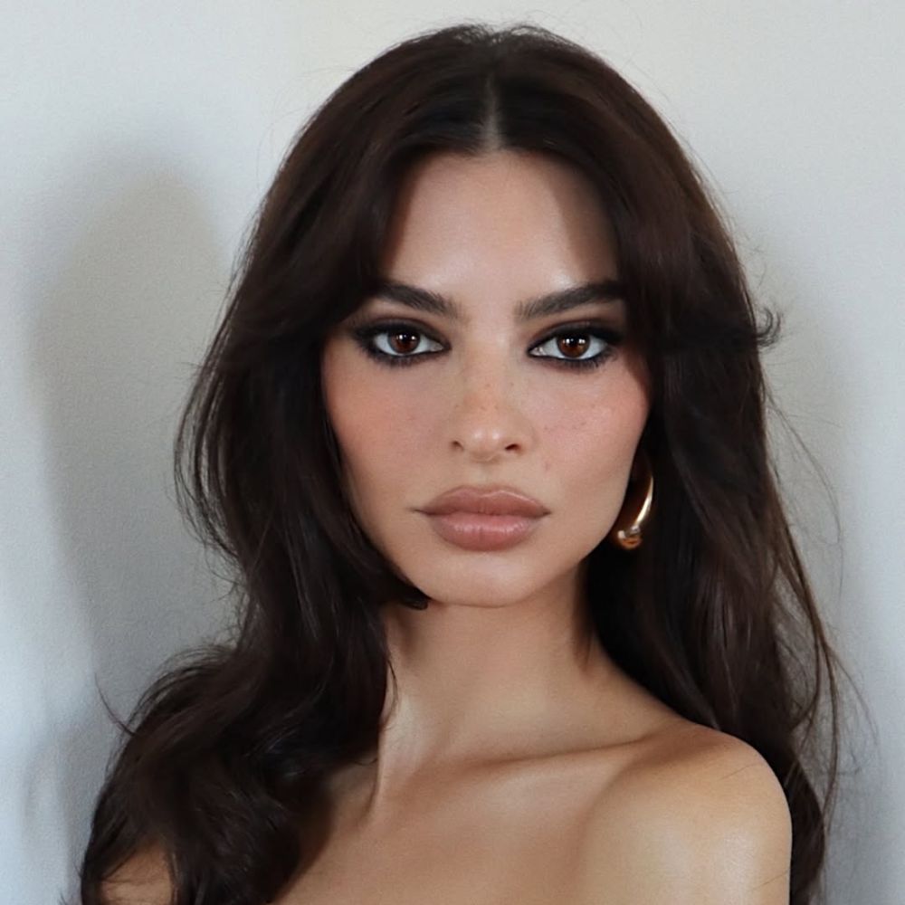 رسمات المكياج الدخاني والغلوسي بأسلوب Emily Ratajkowski