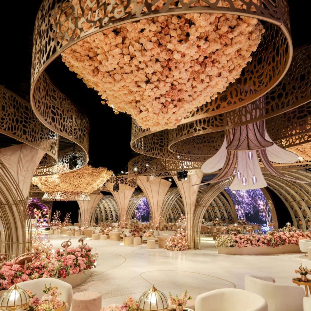 سقف من الزهور – الصورة من @Bekaa weddings