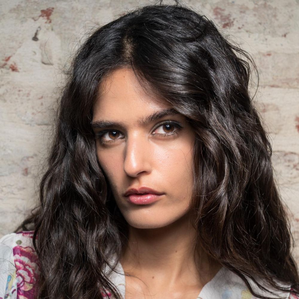 صيحة الشعر الزجاجي Glass Hair .. كيف تحققين اللمعان الفاخر في شتاء 2026؟