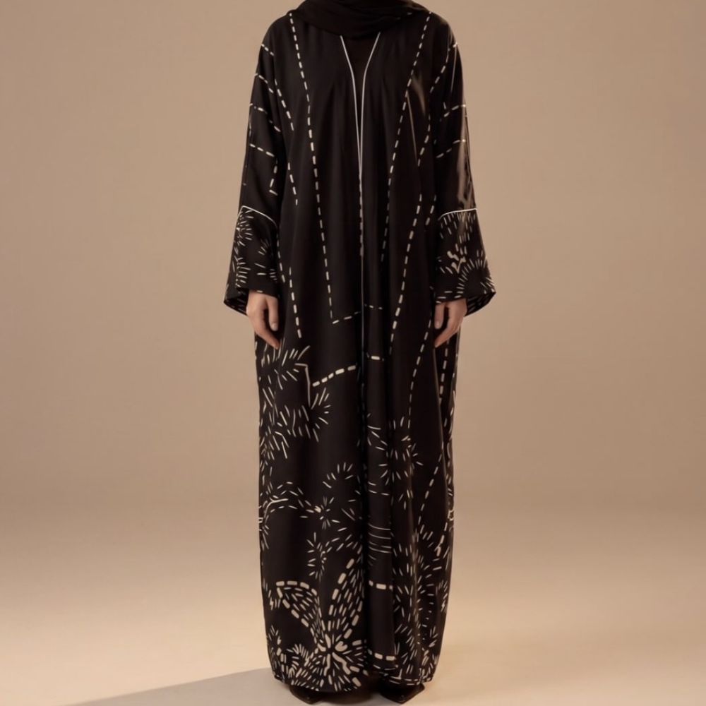عباءة مع تطريز مميز للنخل من العلامة ZAM Abaya