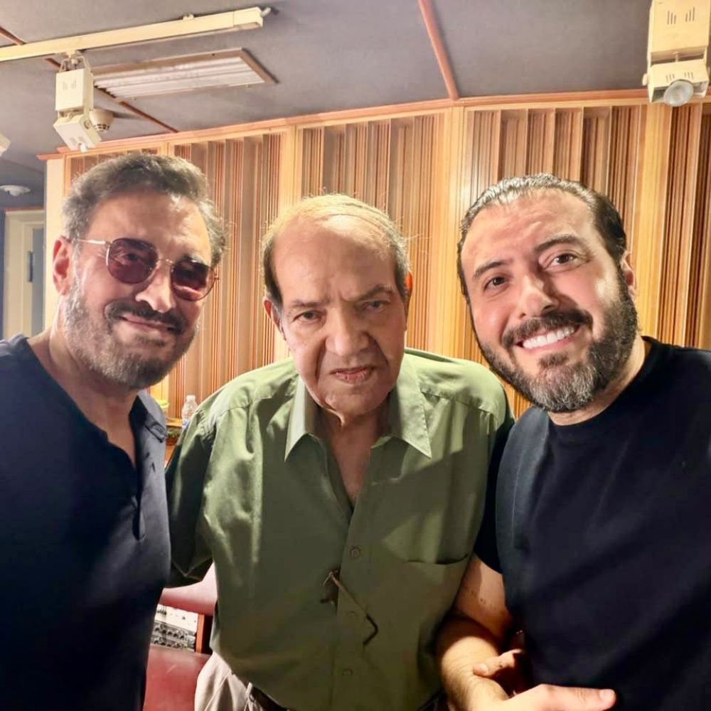  مجدي مرسى جميل عزيز يتوسط النجم الكبير كاظم الساهر ونجله 