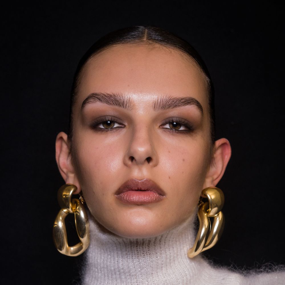 مكياج التسعينات مع الآيلاينر الرفيع من دار Luisa Spagnoli
