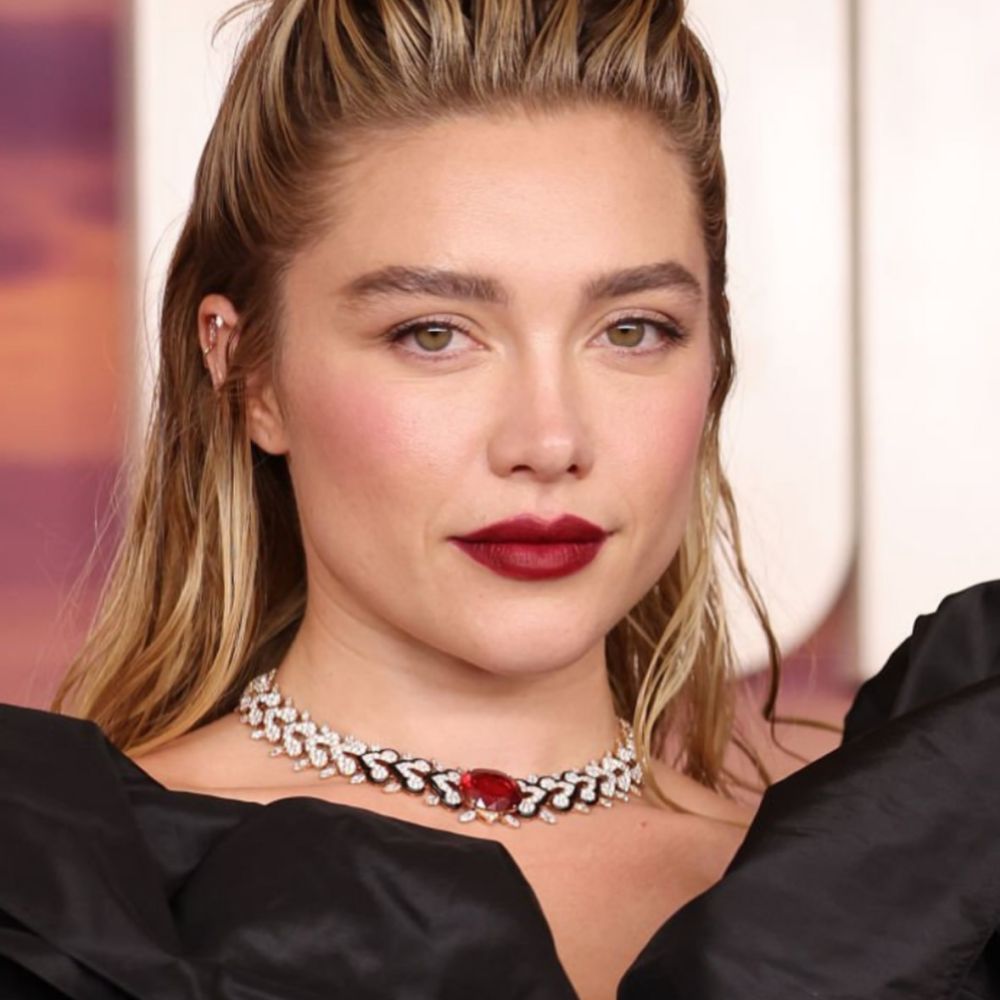 الوان احمر الشفاه القوية بتدرجات البرغندي من وحي Florence Pugh- الصورة من حساب خبير المكياج Alex Babsky على انستغرام.