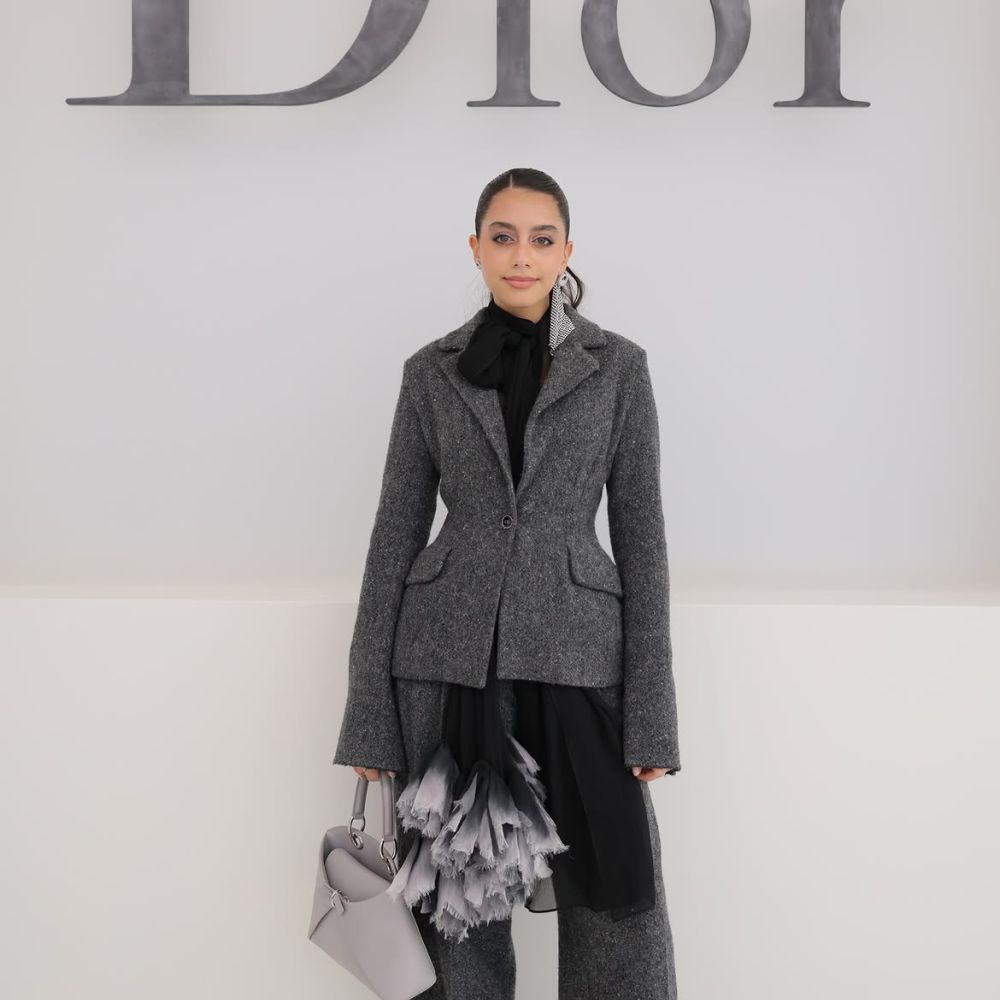 ياسمينا العبد بإطلالة البدلة الرمادية من Dior