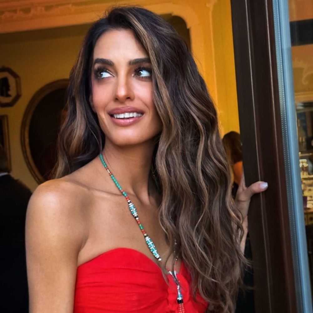 أمل كلوني تخطف الأنظار من جديد وتعود الى المكياج البرونزي الأكثر رواجاً هذا الخريف