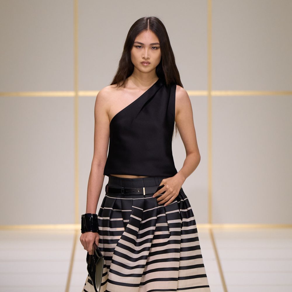  التنورة من صيحات الموضة Giorgio Armani