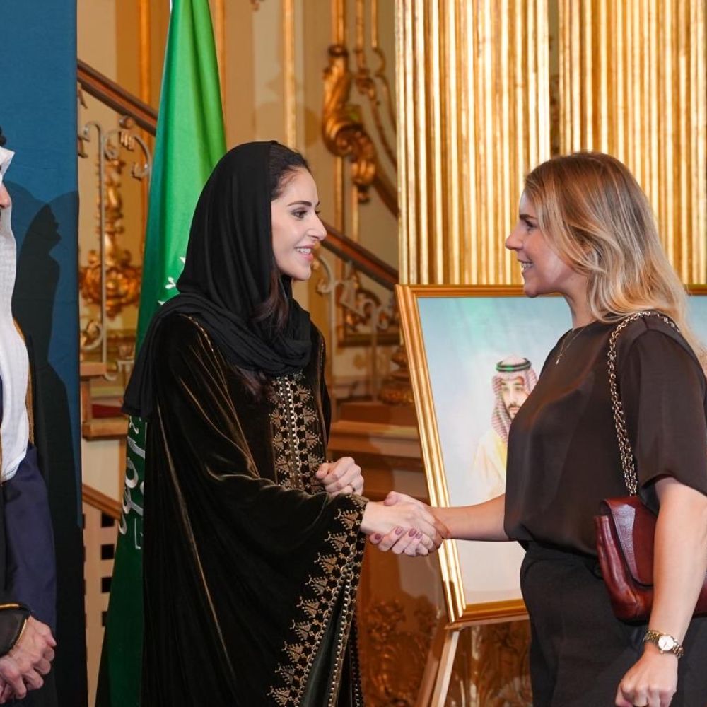 الثوب النجدي بتوقيع مشاعل التراث.. أسيل الشهيل تحتفي بأصالة نجد في حفل اليوم الوطني 