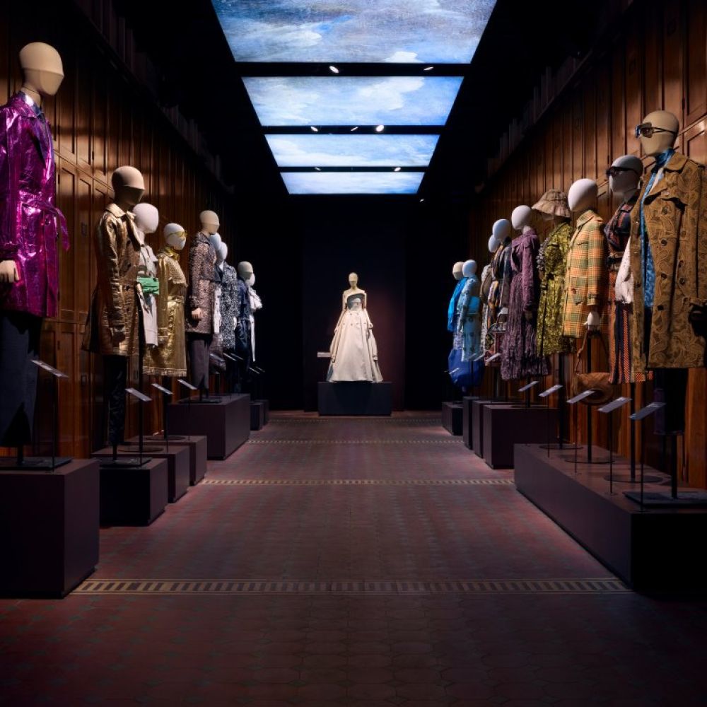 BURBERRY ومتحف فيكتوريا وألبرت يطلقان معرضاً فنياً احتفاءً بالتاريخ العريق لمعطف Burberry