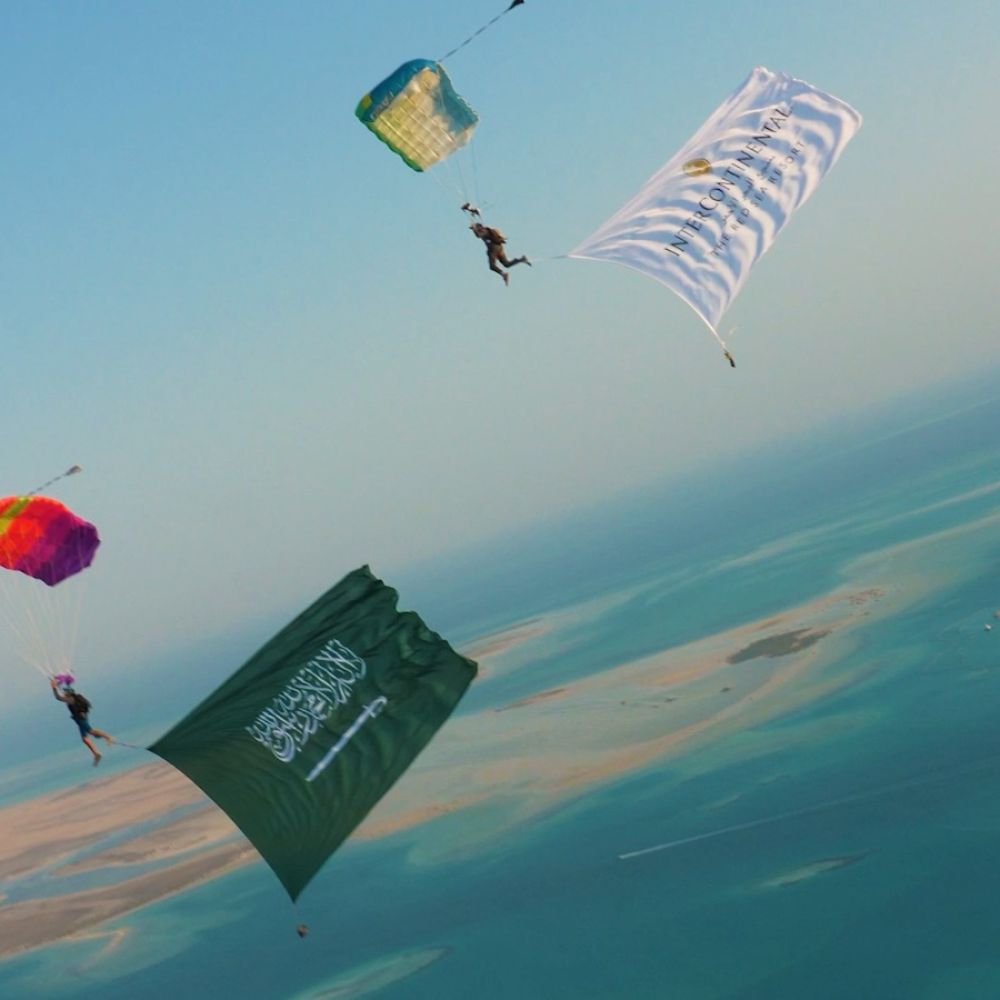 رازن العجمي تحلق بالعلم السعودي في أول قفزة مظلية تاريخية فوق البحر الأحمر