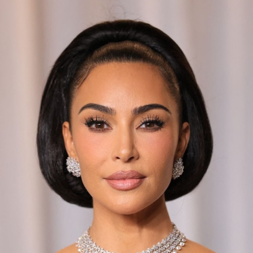خطوط الكحل الاسود مع الشعر الداكن بأسلوب Kim Kardashian