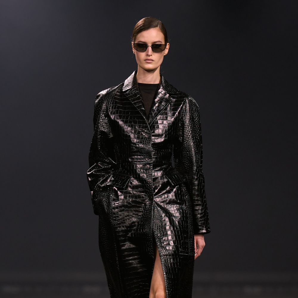 معطف جلدي من مجموعة ‏Elie Saab‏ للأزياء الجاهزة لخريف وشتاء 2026-2027‏