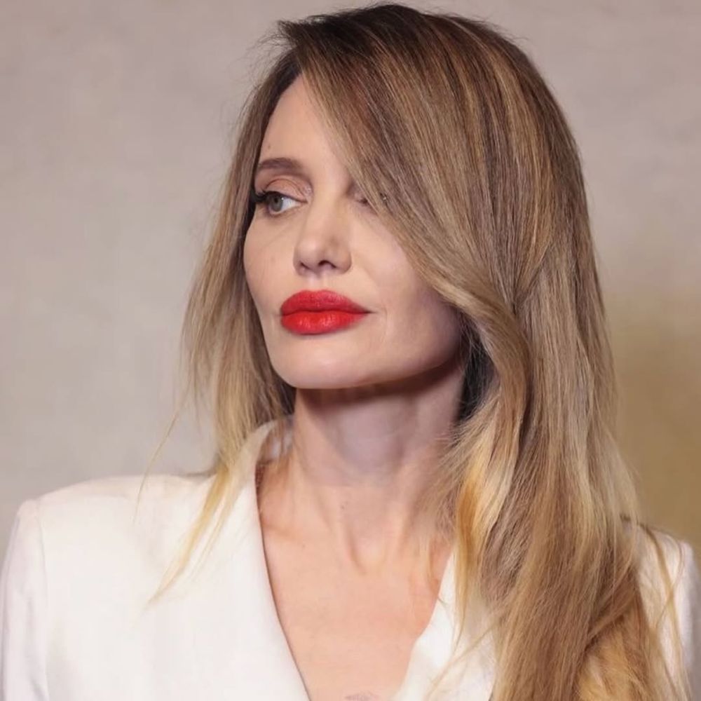 أحمر الشفاه الروج المات بأسلوب Angelina Jolie