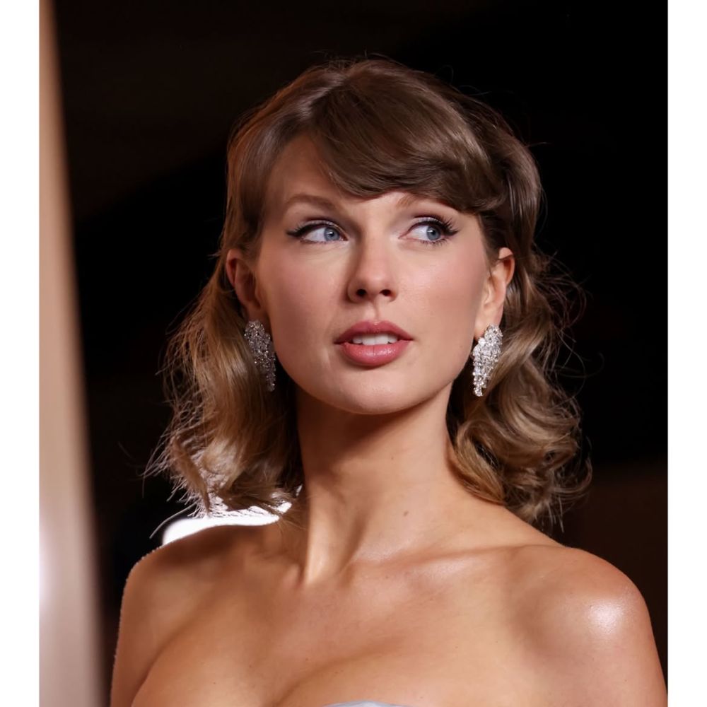 إطلالة Taylor Swift بتسريحة الشعر الريترو مع الغرة- الصورة من حساب Joseph Cassell Falconer على انستغرام