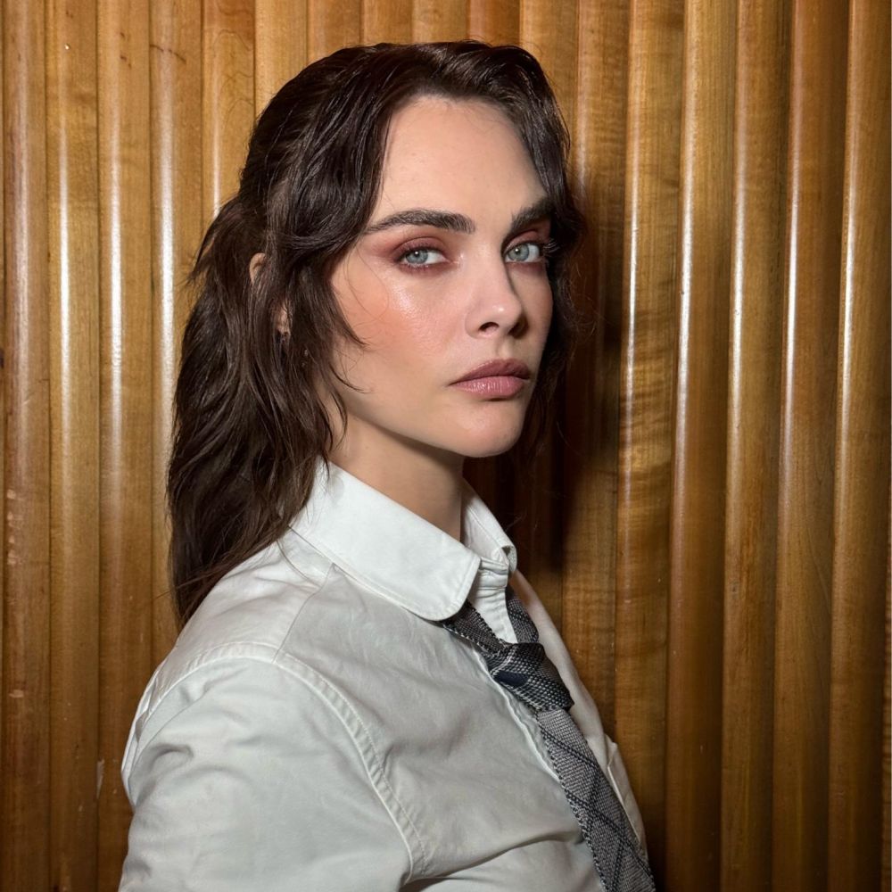 اطلالة Cara Delevingne برسمات المكياج البني مع الاحمر