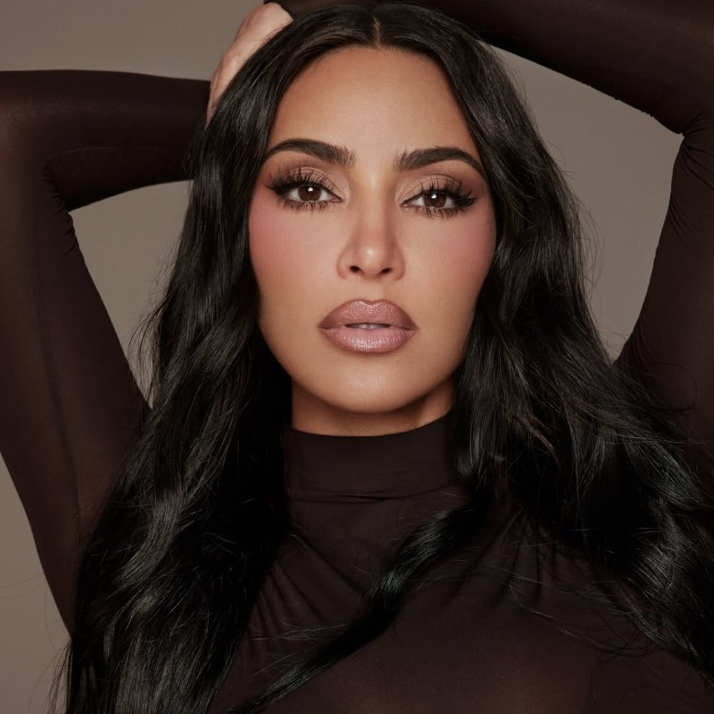 رسمات الحواجب العريضة والكثيفة بأسلوب kim Kardashian