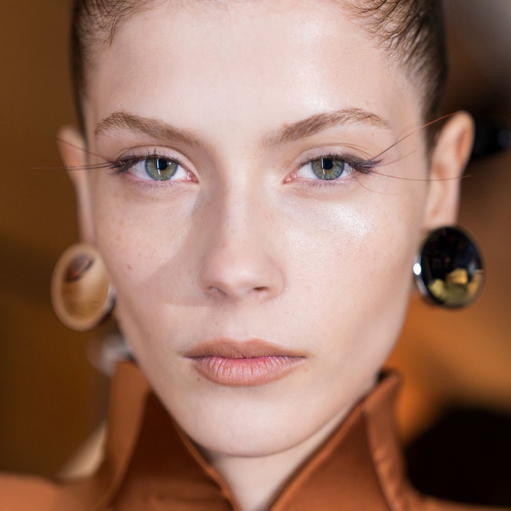 صيحات الرموش الطويلة والملونة من دار Mugler
