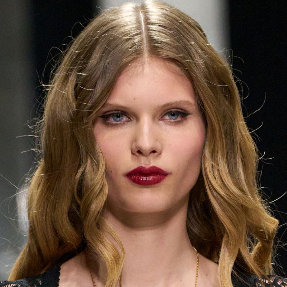 صيحة الشفاه العنابية القوية مع الظلال الناعمة من دار Dolce Gabbana