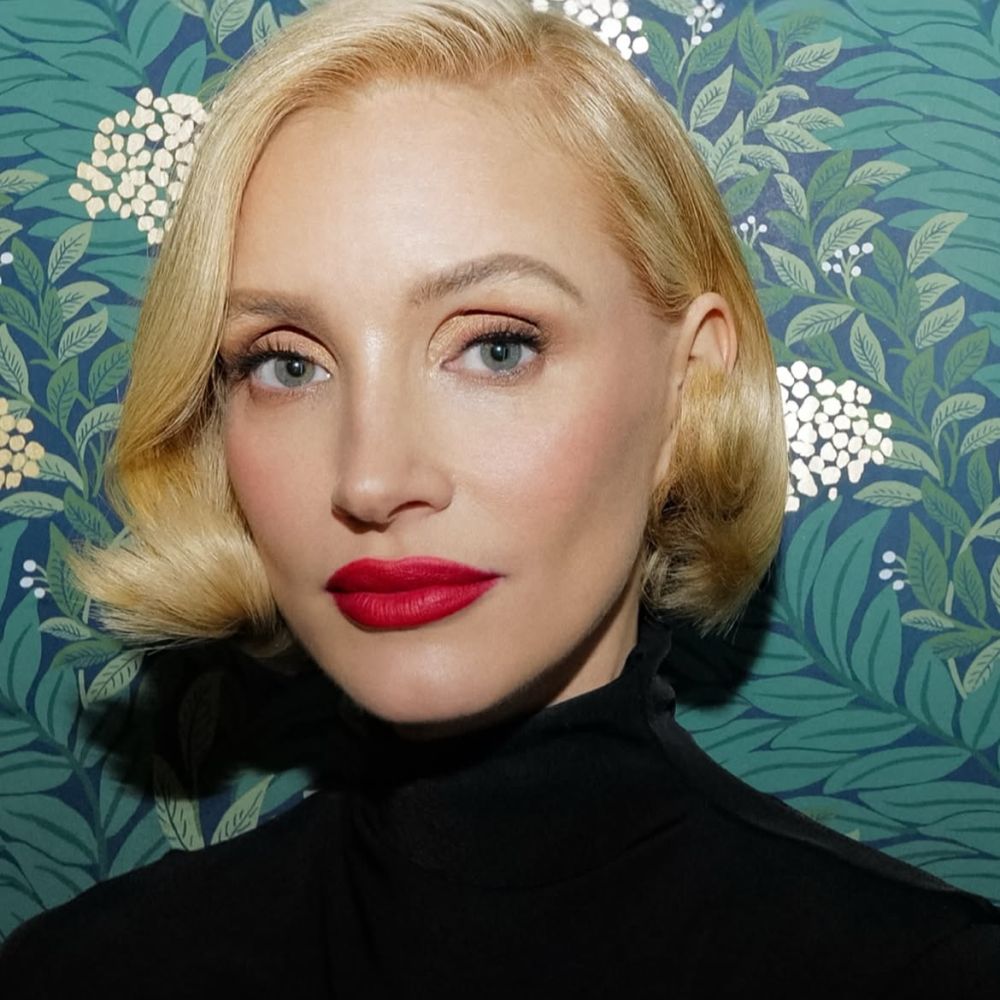  صيحة المكياج الذهبي مع أحمر اللون القوي من وحي اطلالة النجمة Jessica Chastain