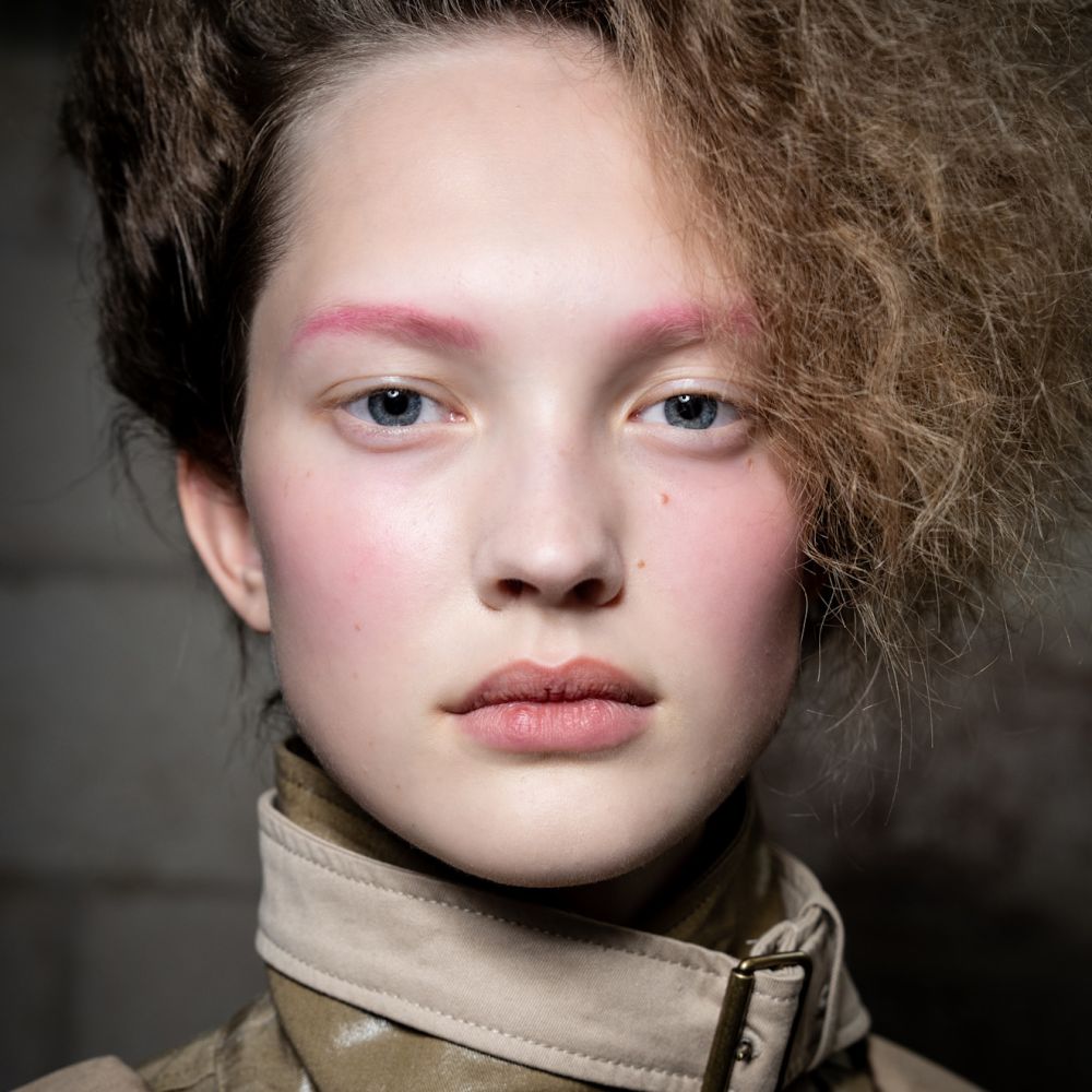 موضة الحواجب الملونة بتدرجات زهرية من دار Acne Studios