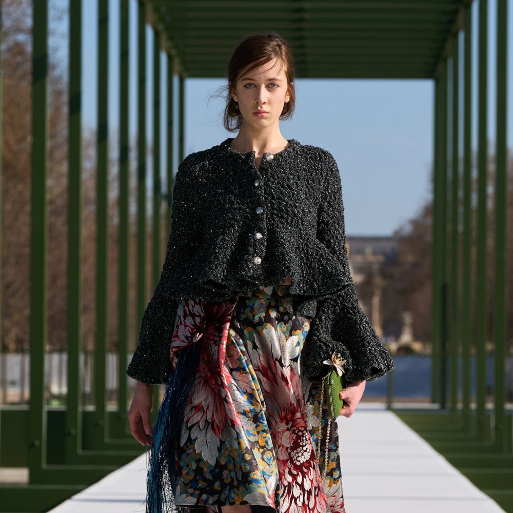تنورة مزينة بالورود مع البلايزر الأسود من Christian Dior 