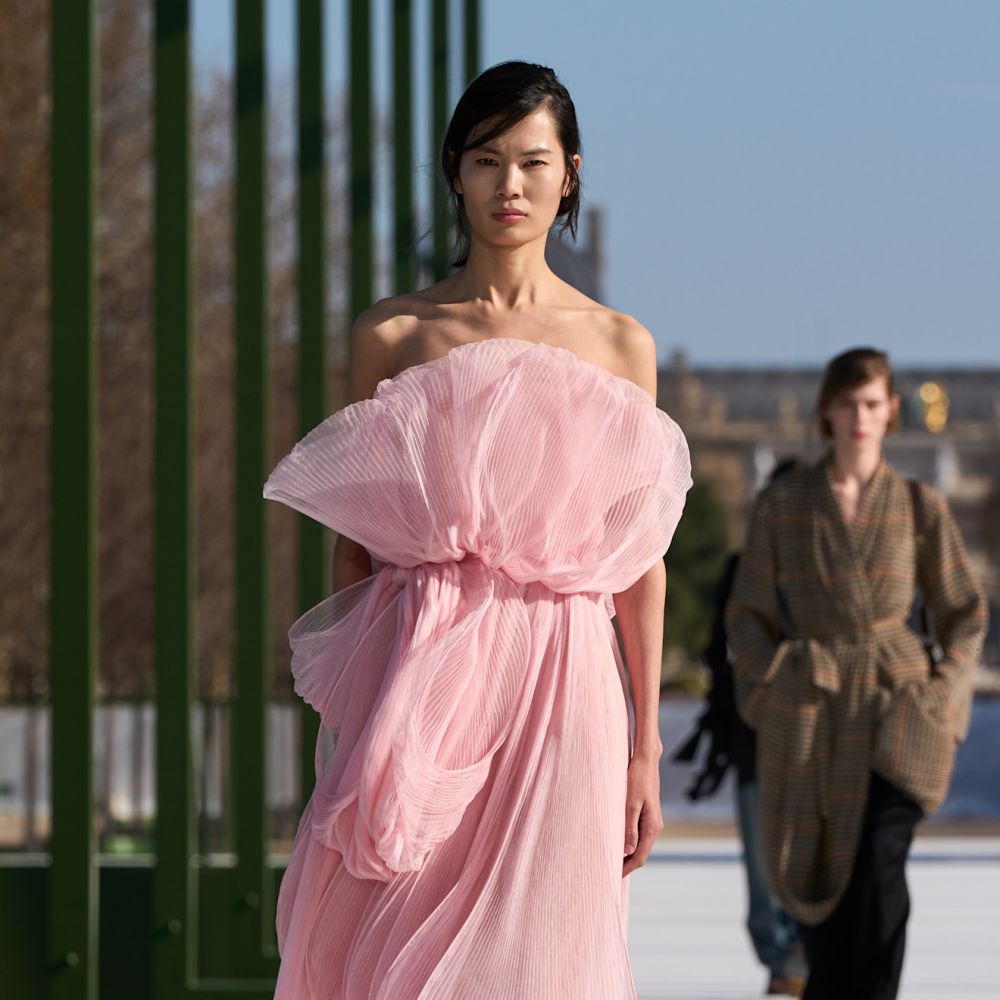  فستان أنثوي زهري من Christian Dior