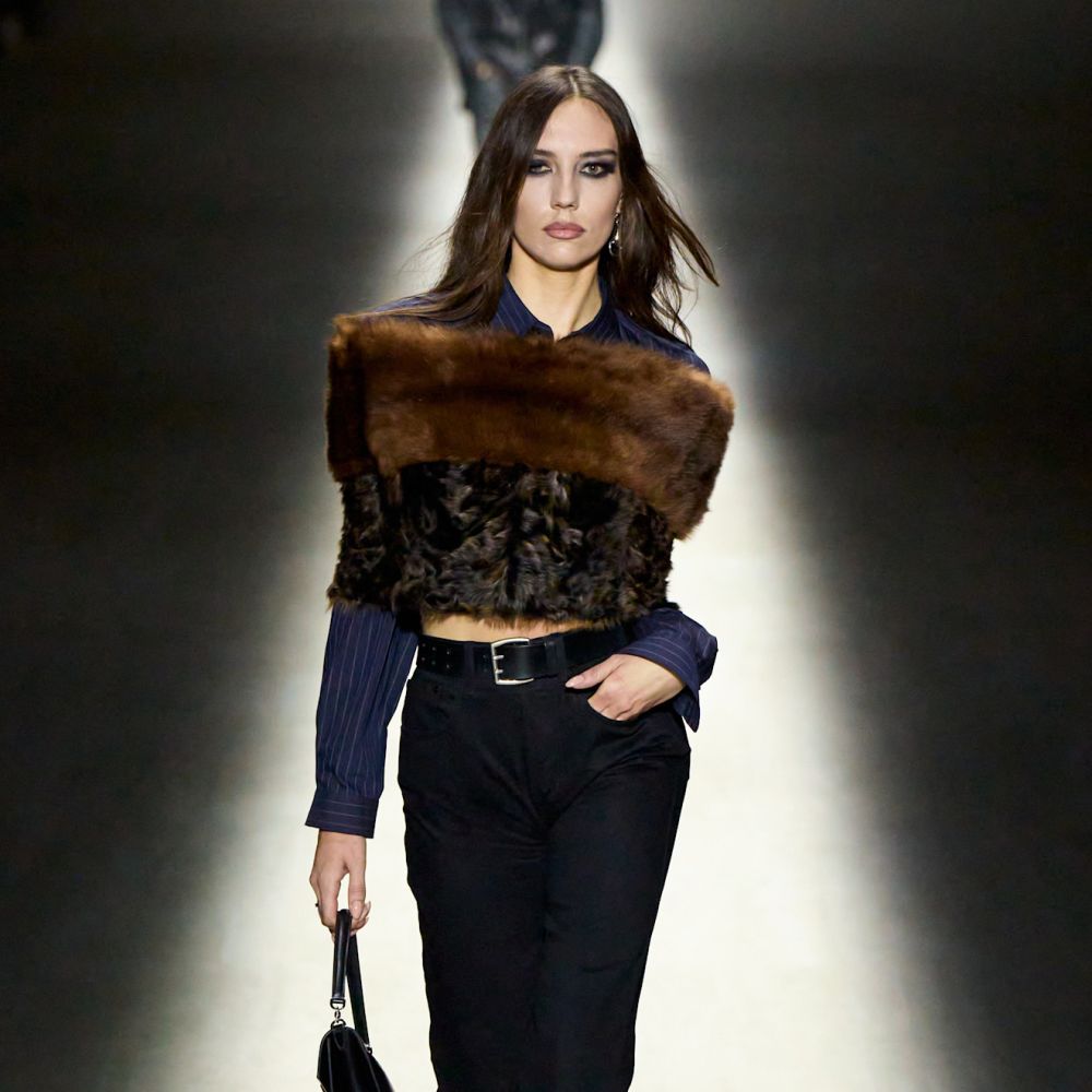 لمسة من الفرو مع القمصان من Gucci 